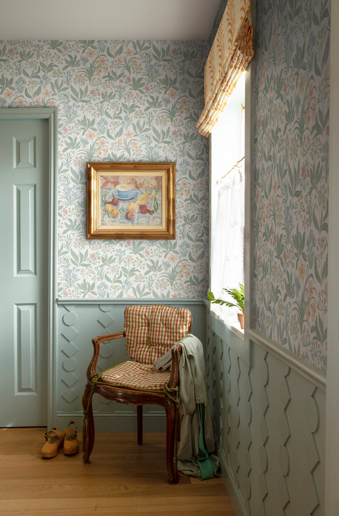 Huset i Solen, Floral Pattern Wallpaper in white  featured in a hallway with a wooden vintage chair and a mid-century vibe. 
