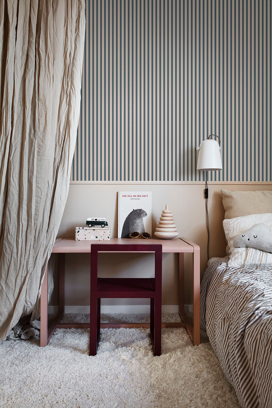 Delicate Stripes, Wallpaper in bedroom