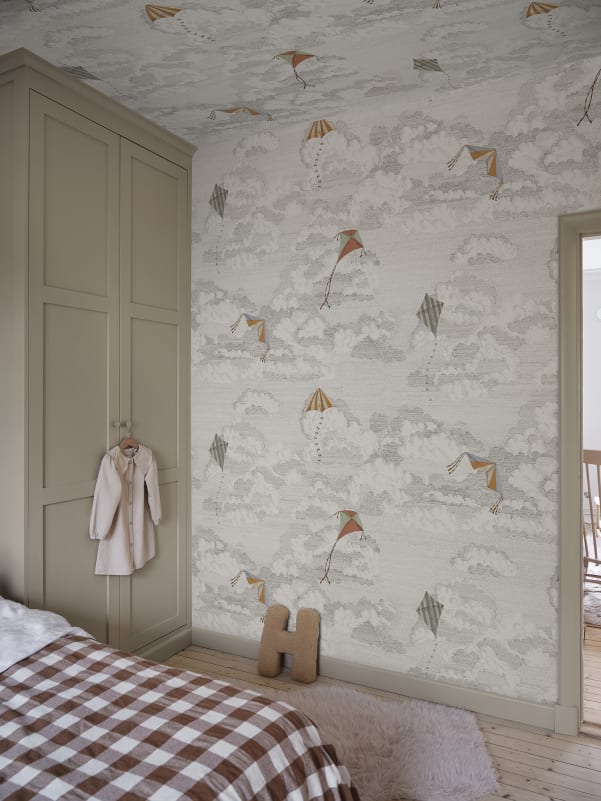 Cream wallpaper with hot air balloons in a child's room