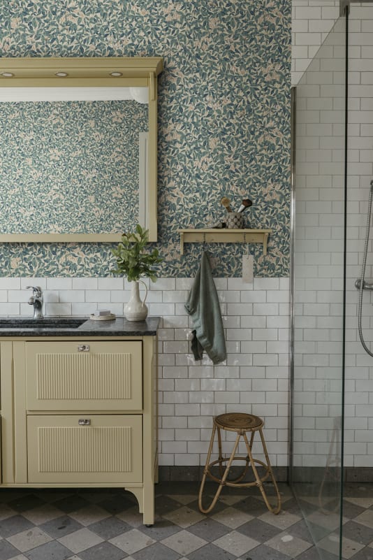 Vintage botanical pattern wallpaper with delicate florals in a blue bathroom