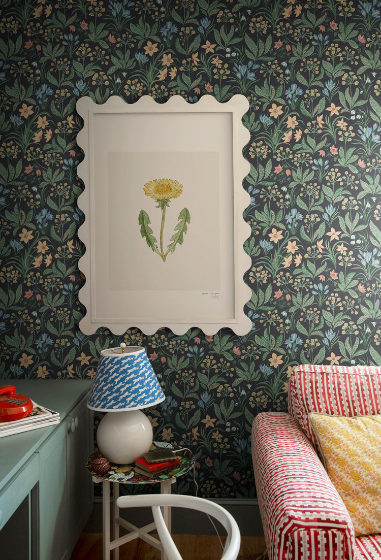 Dark vintage floral wallpaper in living room with black floral pattern